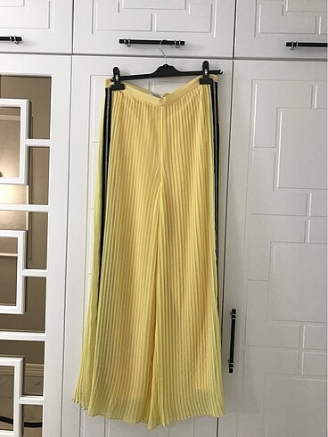 Sarı plisel pantolon