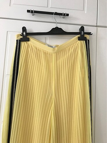 Zühre Sarı plisel pantolon