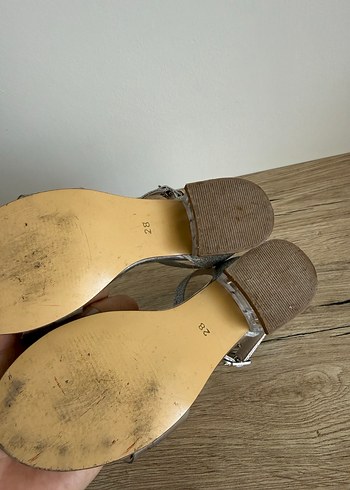 Kız Çocuk Gri Yılan Desenli Fiyonklu Özel Ayakkabı - Görsel 4