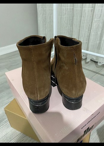 Derimod Kahverengi Süet Kadın Botları Tokalı Topuklu