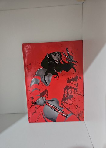Elektra Siyah Beyaz ve Kan