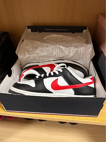 Nike adını kırmızı desenli sıfır gibi