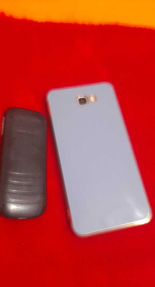 Kırmızı Samsung Android Telefon ve Eski Model - Görsel 3