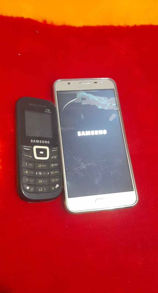 Kırmızı Samsung Android Telefon ve Eski Model - Görsel 2