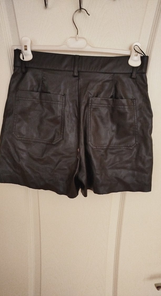 Kahverengi Deri Kemerli Mini Şort - Görsel 2