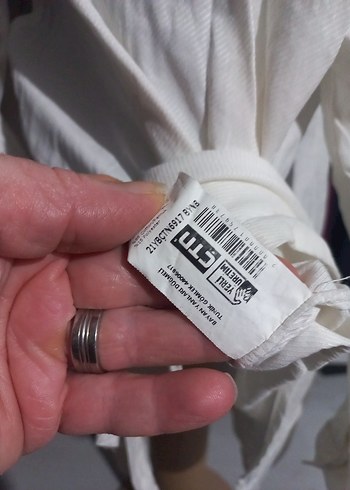 Düğmeli Beyaz Keten Uzun Kollu Gömlek - Görsel 4