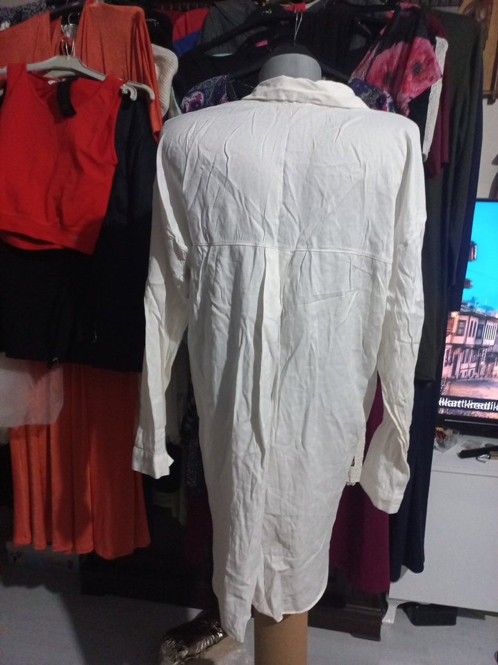 Düğmeli Beyaz Keten Uzun Kollu Gömlek - Görsel 2