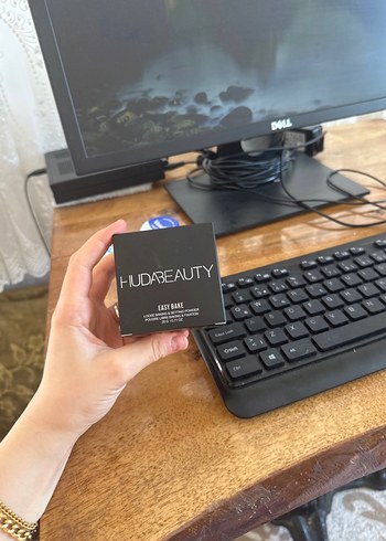 Huda Beauty Easy Bake Pudra Siyah