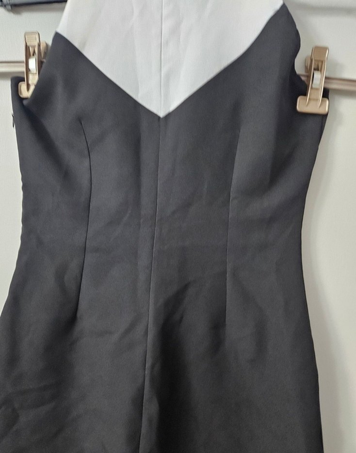 Beyaz Siyah Drapeli Mini Elbise - Görsel 4