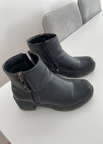 Tokalı Siyah Deri Kadın Bot