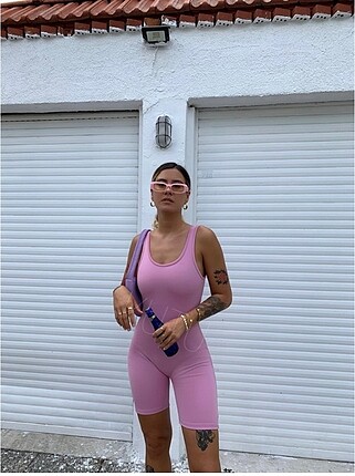 Vücudu saran pembe tulum