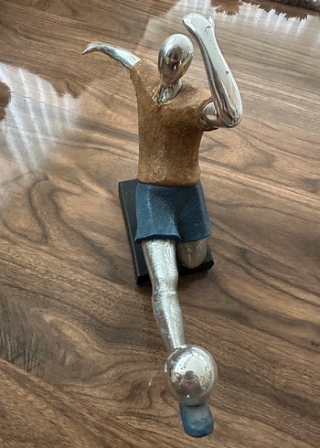 Gri ve Kahverengi Futbolcu Figürü - Görsel 3