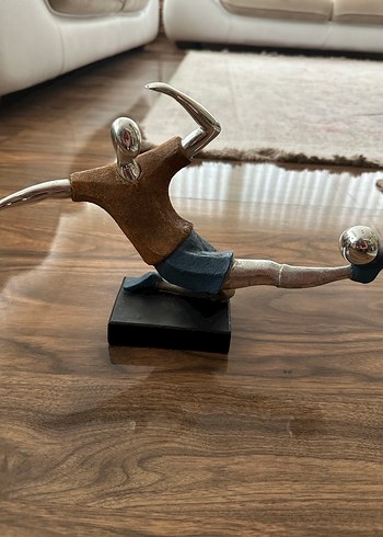 Gri ve Kahverengi Futbolcu Figürü - Görsel 2