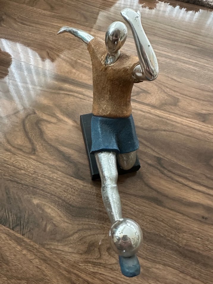 Gri ve Kahverengi Futbolcu Figürü - Görsel 3