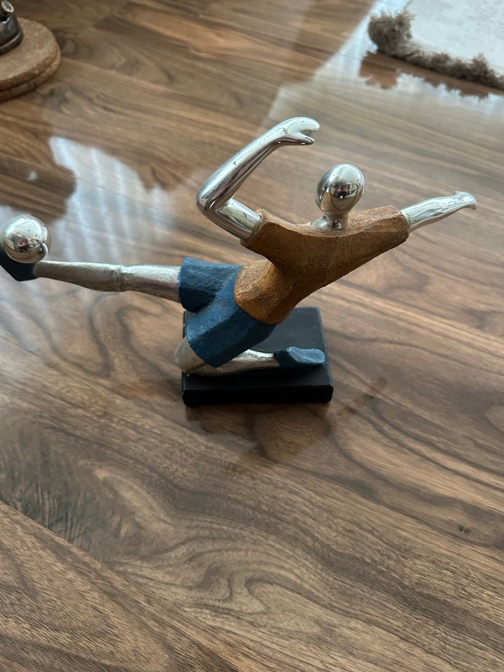 Gri ve Kahverengi Futbolcu Figürü - Görsel 4