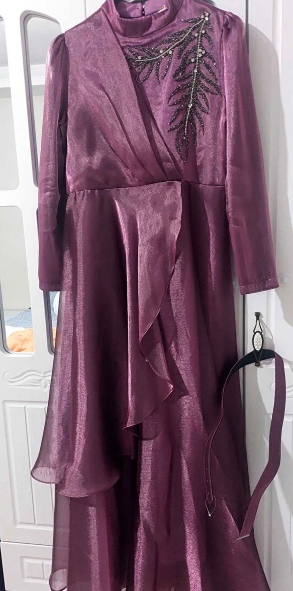 Uzun Mor Yüksek Yakalı Kadın Abiye Elbise - Görsel 5