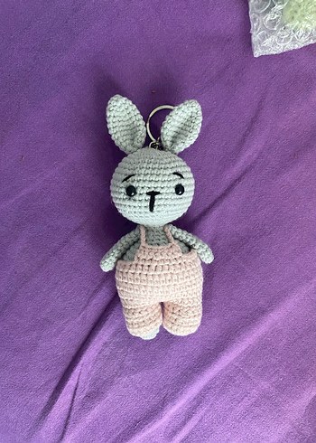 Gri ve pastel pembe örgü tavşan peluş anahtarlık