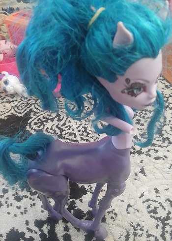 Monster High Mor Renkli Fantastik Bebek