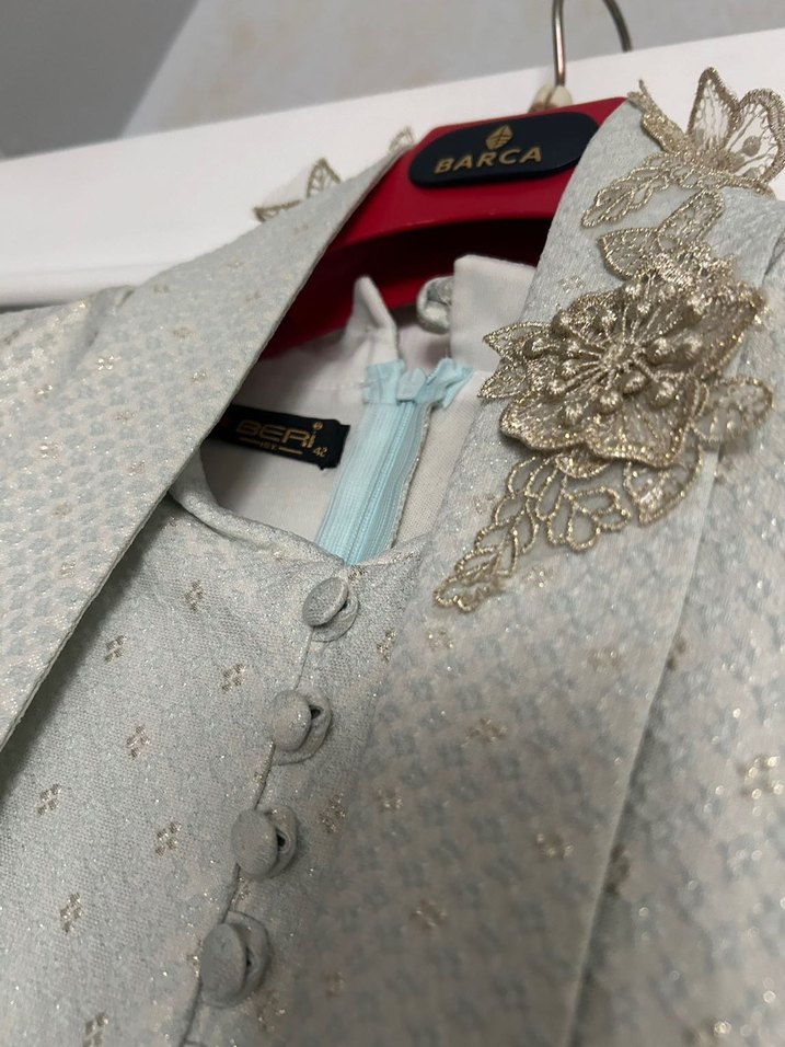 Düğmeli Uzun Gri Nakışlı Kadın Elbise - Görsel 4