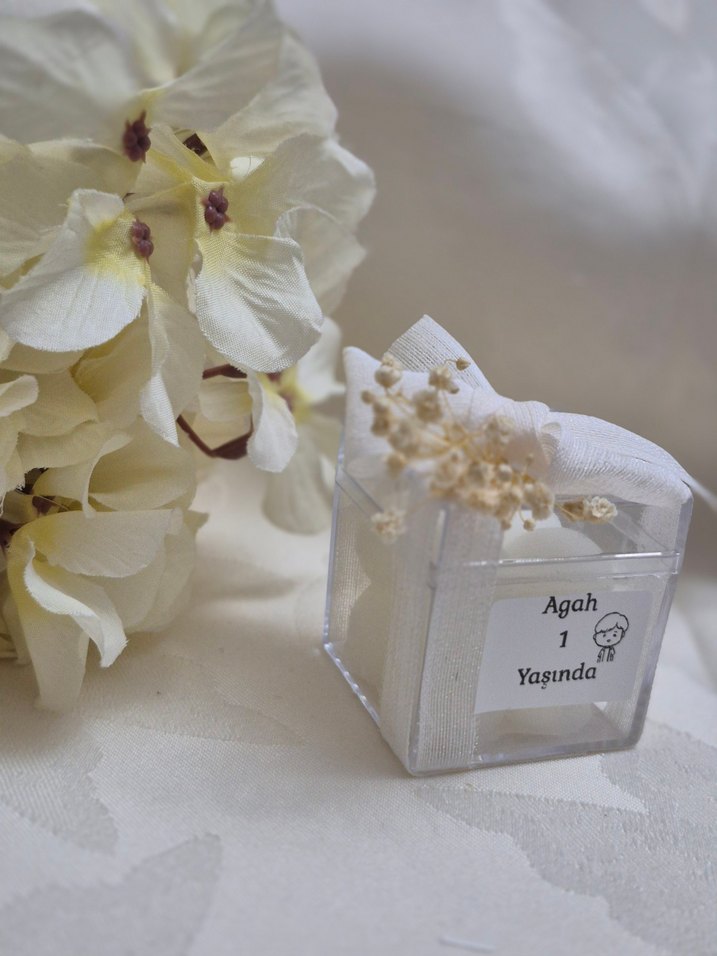 Beyaz Kurdeleli Hediye Kutusu - Görsel 3