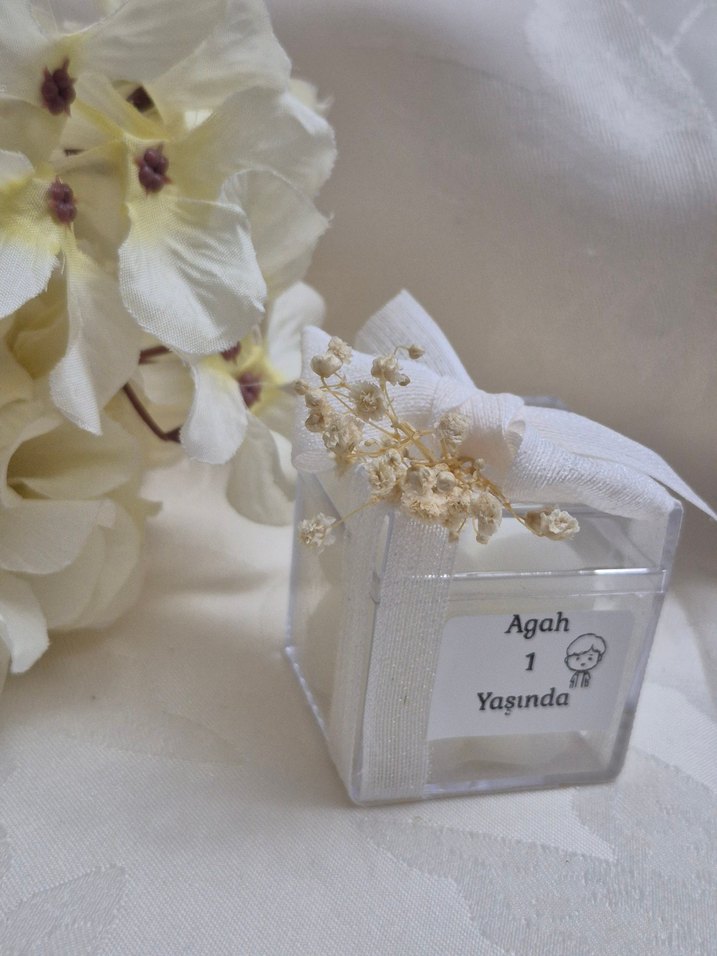 Beyaz Kurdeleli Hediye Kutusu - Görsel 2