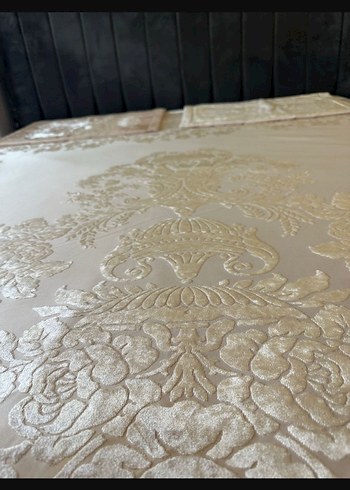 İşlemeli pudra rengi kadife Karaca marka yatak örtüsü 2 kere ser - Görsel 3