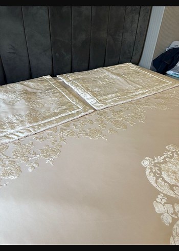 İşlemeli pudra rengi kadife Karaca marka yatak örtüsü 2 kere ser - Görsel 4