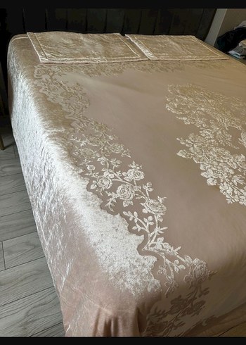 İşlemeli pudra rengi kadife Karaca marka yatak örtüsü 2 kere ser - Görsel 6