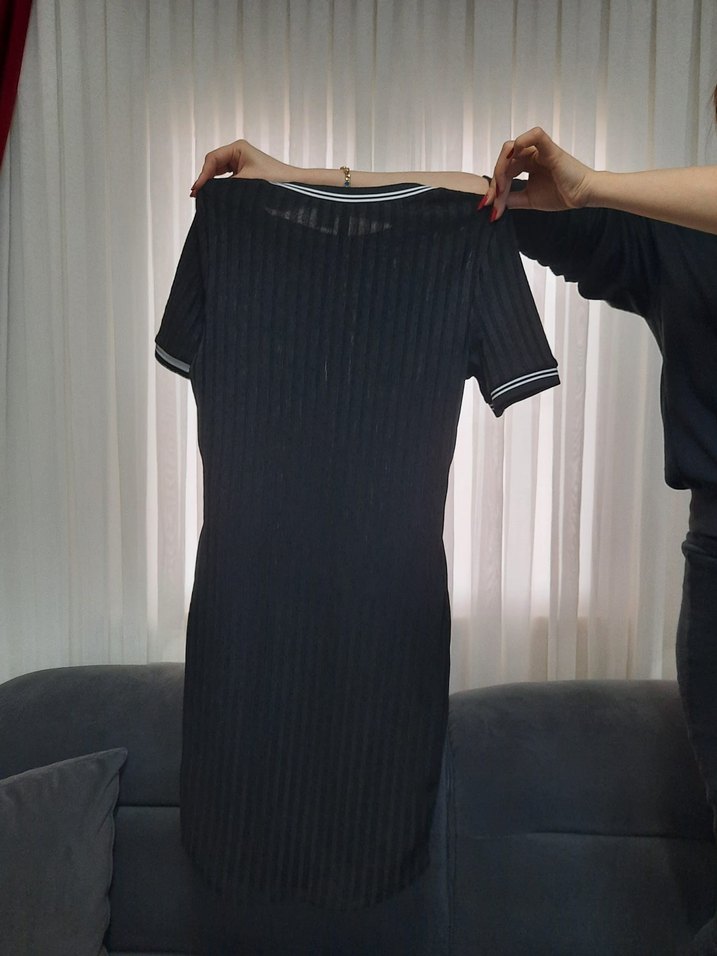 Siyah Kısa Kollu Midi Piliseli Elbise - Görsel 2