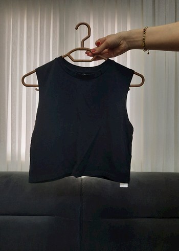Siyah Yüksek Yakalı Kolsuz Crop Top - Görsel 2
