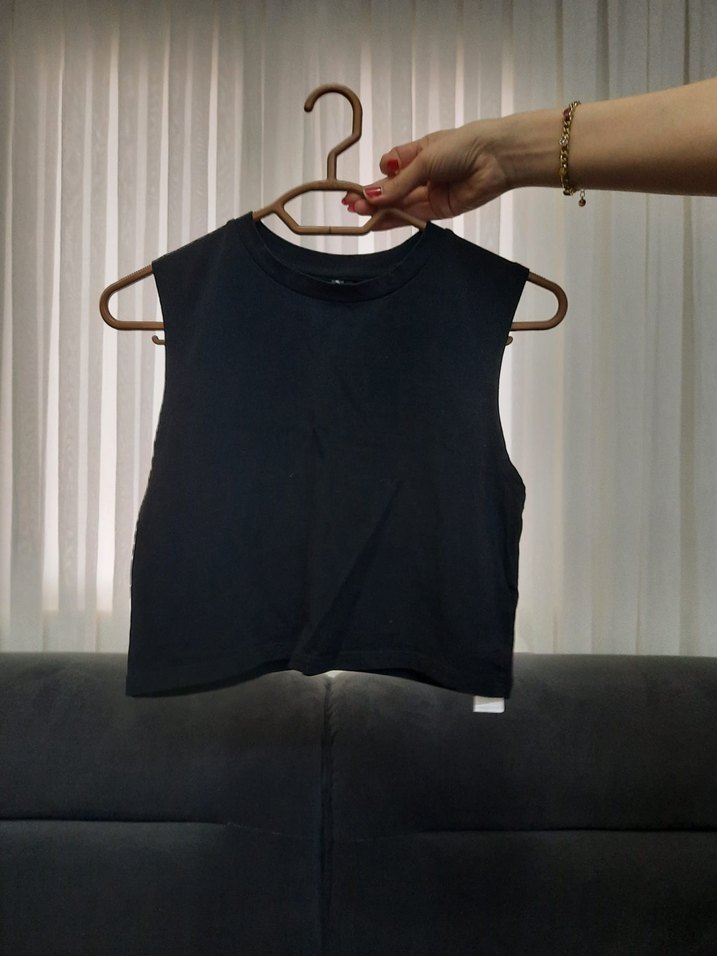 Siyah Yüksek Yakalı Kolsuz Crop Top - Görsel 2