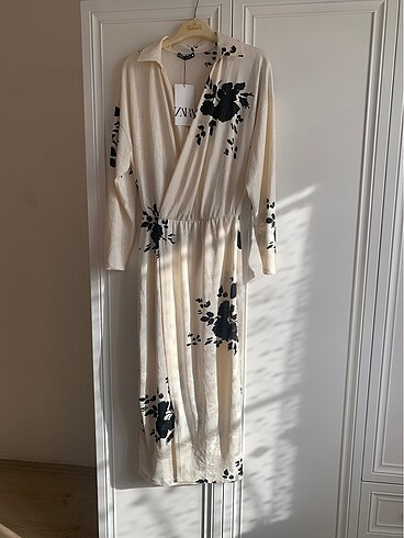 zara midi orijinal jakarlı desenli elbise