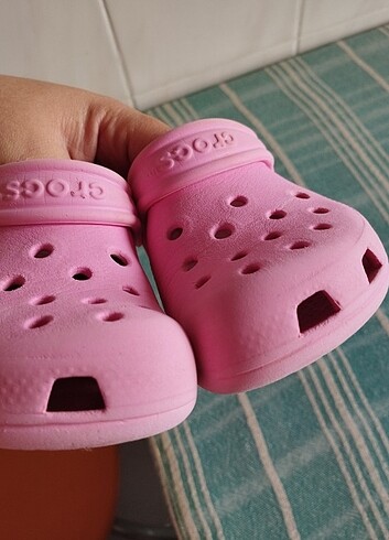 Pembe Crocs 