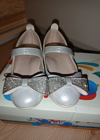 LC Waikiki Taşlı Fiyonklu Gri Babet Ayakkabı