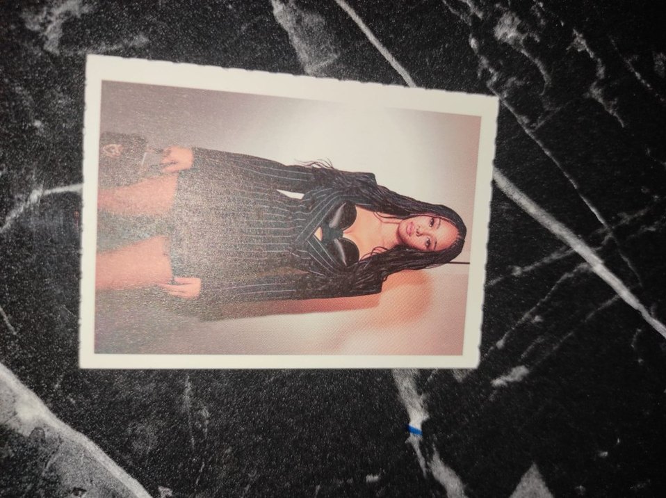 Katseye üyesi Manon İmzalı Fotokart - Görsel 2