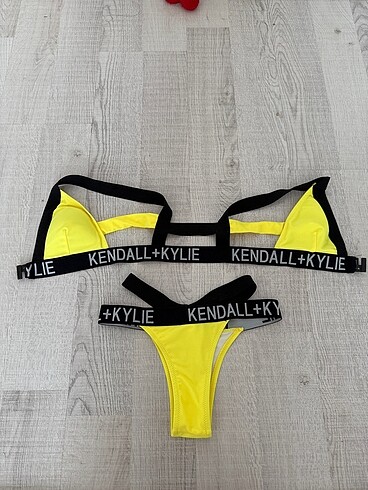 Sarı bikini