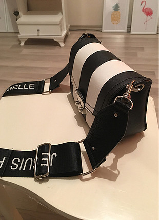 Stradivarius askılı yazılı siyah beyaz çapraz çanta