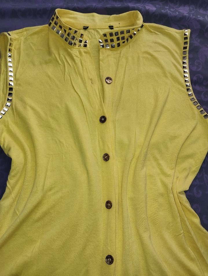 Sarı Düğmeli Kolsuz Kadın Gömlek - Görsel 3