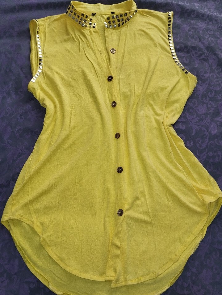 Sarı Düğmeli Kolsuz Kadın Gömlek - Görsel 2
