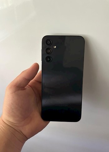 Samsung galaxy A24 modeli siyah renktir