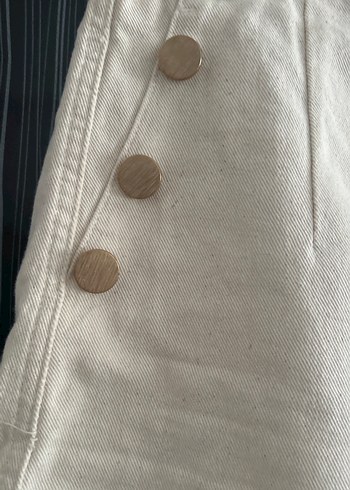 Düğmeli Beyaz Keten Kadın Bermuda Şort - Görsel 2