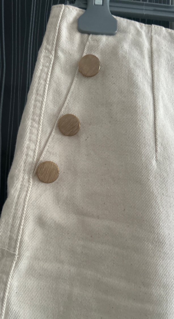 Düğmeli Beyaz Keten Kadın Bermuda Şort - Görsel 2