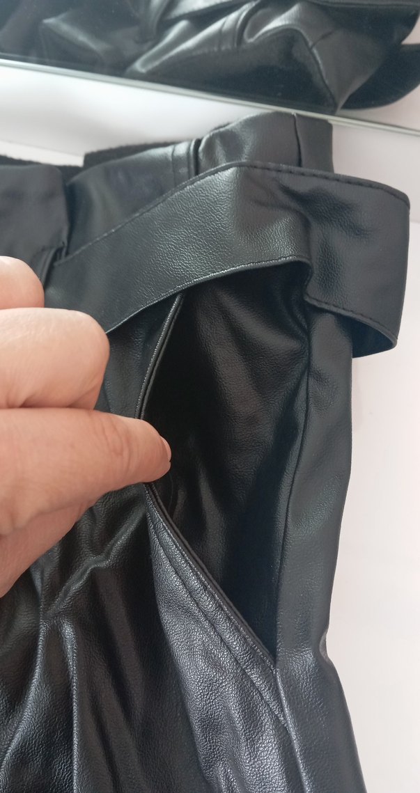 Kemerli Siyah Deri Mini Şort - Görsel 4