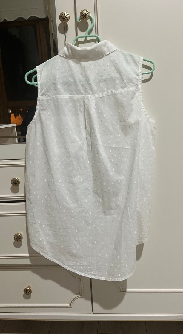 Düğmeli Beyaz Kolsuz Pamuklu Gömlek - Görsel 4