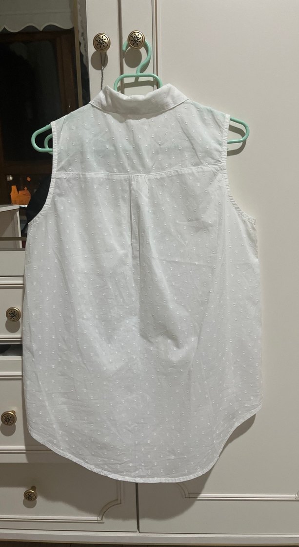 Düğmeli Beyaz Kolsuz Pamuklu Gömlek - Görsel 5