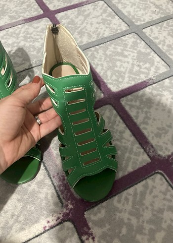 39 Beden Yeşil Dolgu Topuklu Kadın Sandalet yeni