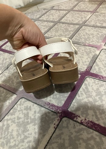 38 Beden Nakışlı Beyaz taşlı sandalet 38