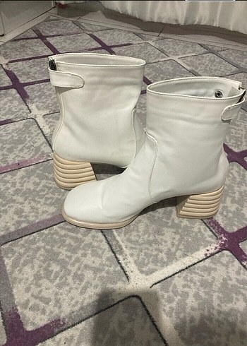 Tokalı Beyaz Deri Kadın Bot