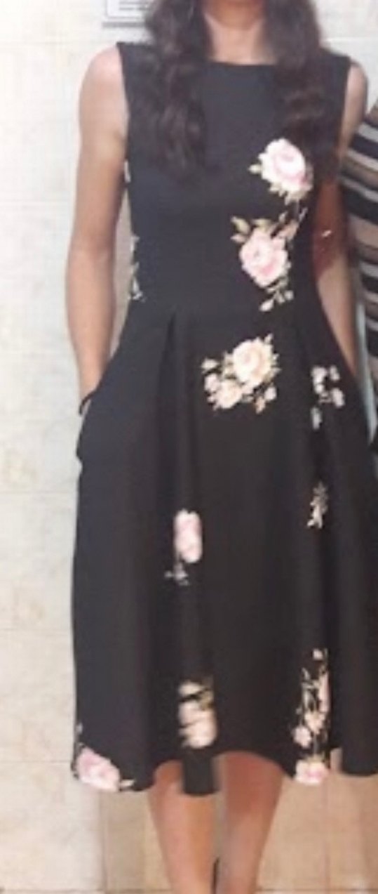 Çiçek Desenli Siyah Kolsuz Uzun Elbise - Görsel 3