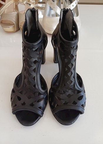 Tokalı Siyah Desenli Gotik Topuklu Ayakkabı